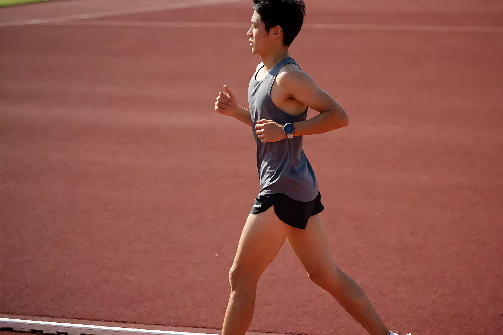 大体重跑者在跑道上进行走跑结合训练