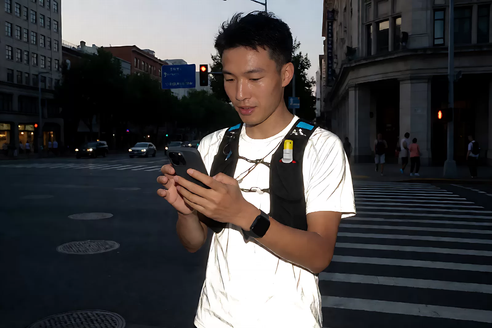 跑者在路口查看手机地图确认路线