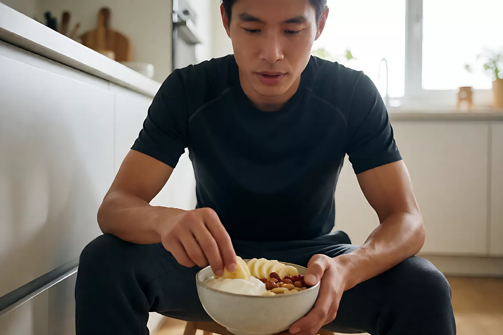 跑者训练后准备酸奶水果加餐
