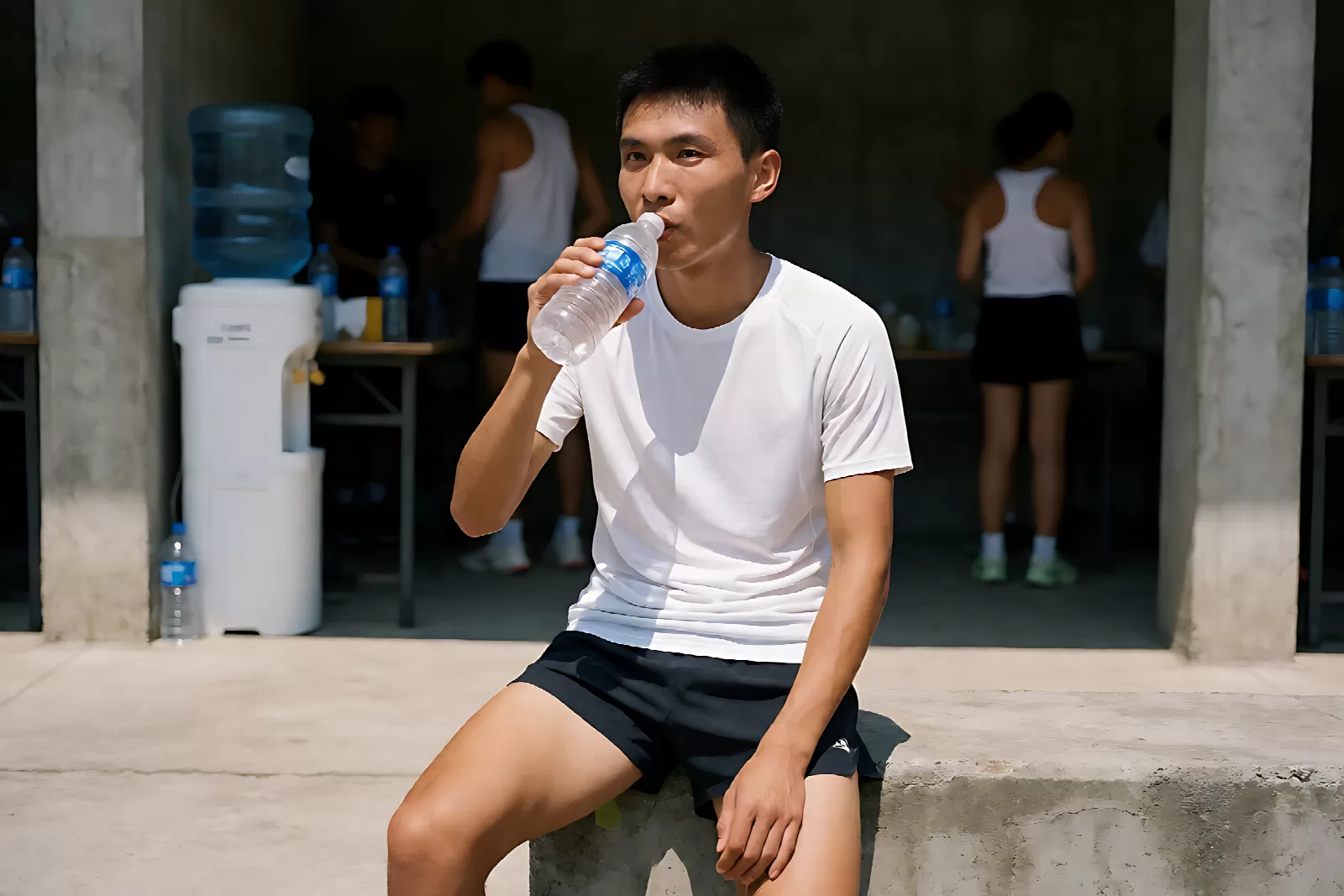 夏天跑步途中在补给点补水
