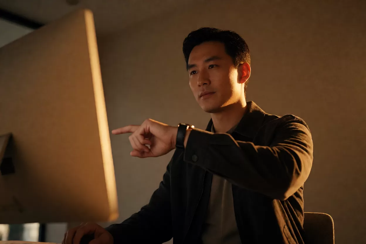 跑表要不要贴膜:屏幕表面的细划痕在侧光下更明显